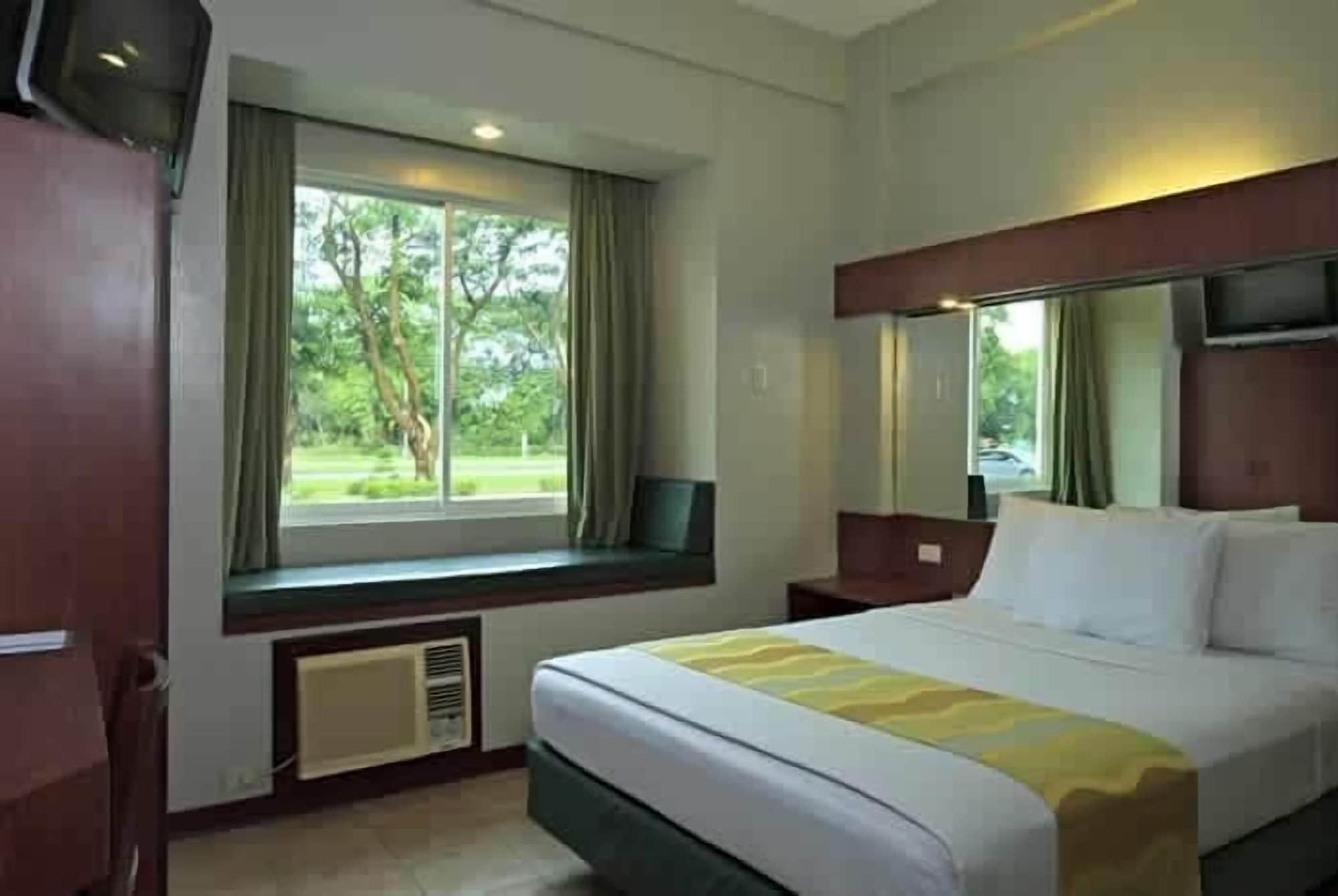 Microtel By Wyndham Tarlac Eksteriør bilde