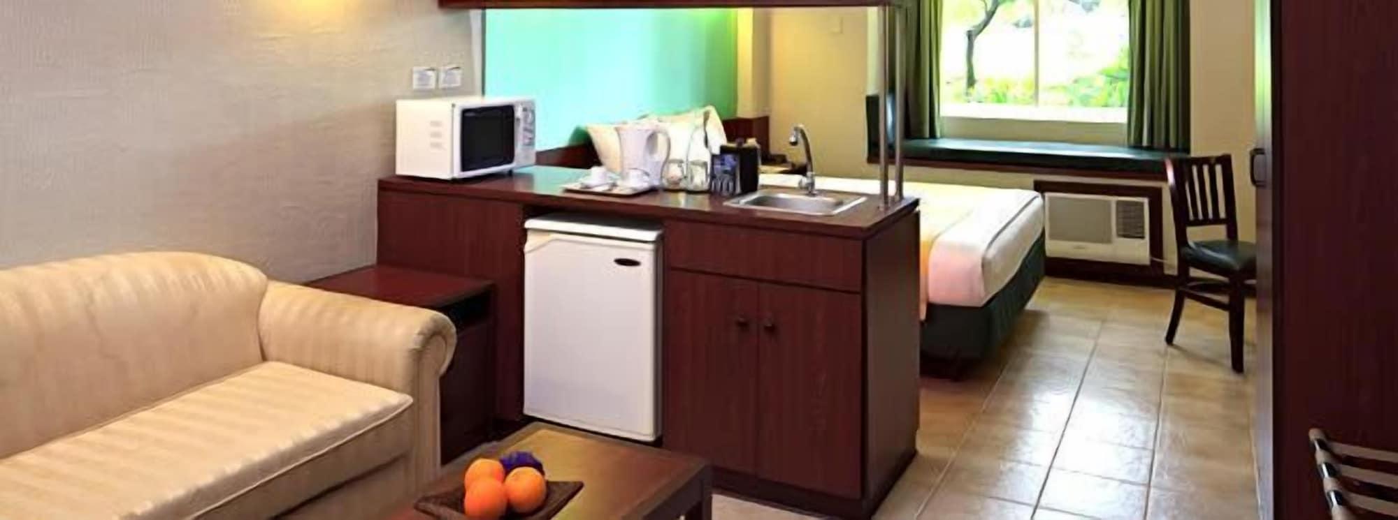 Microtel By Wyndham Tarlac Eksteriør bilde