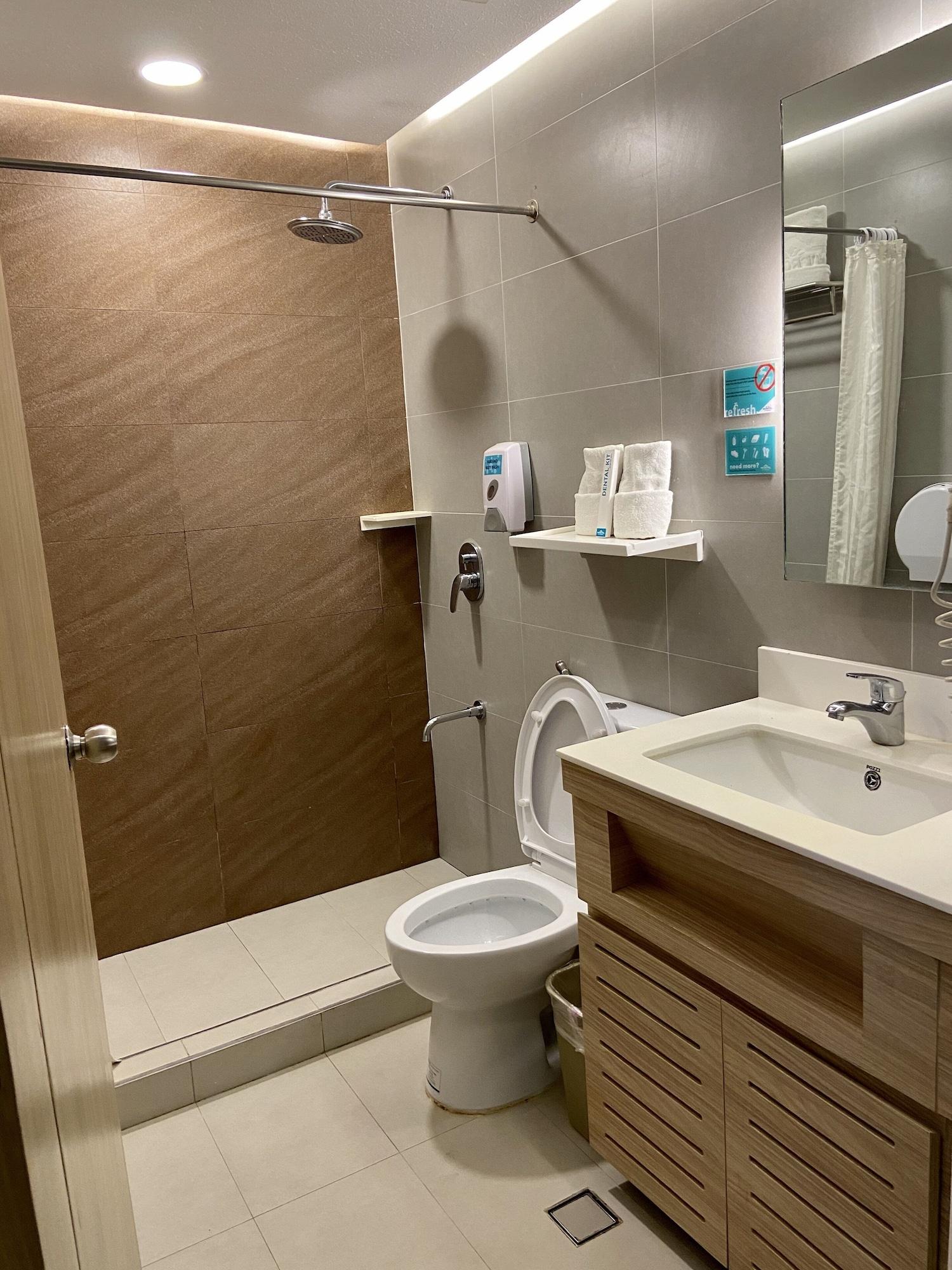 Microtel By Wyndham Tarlac Eksteriør bilde