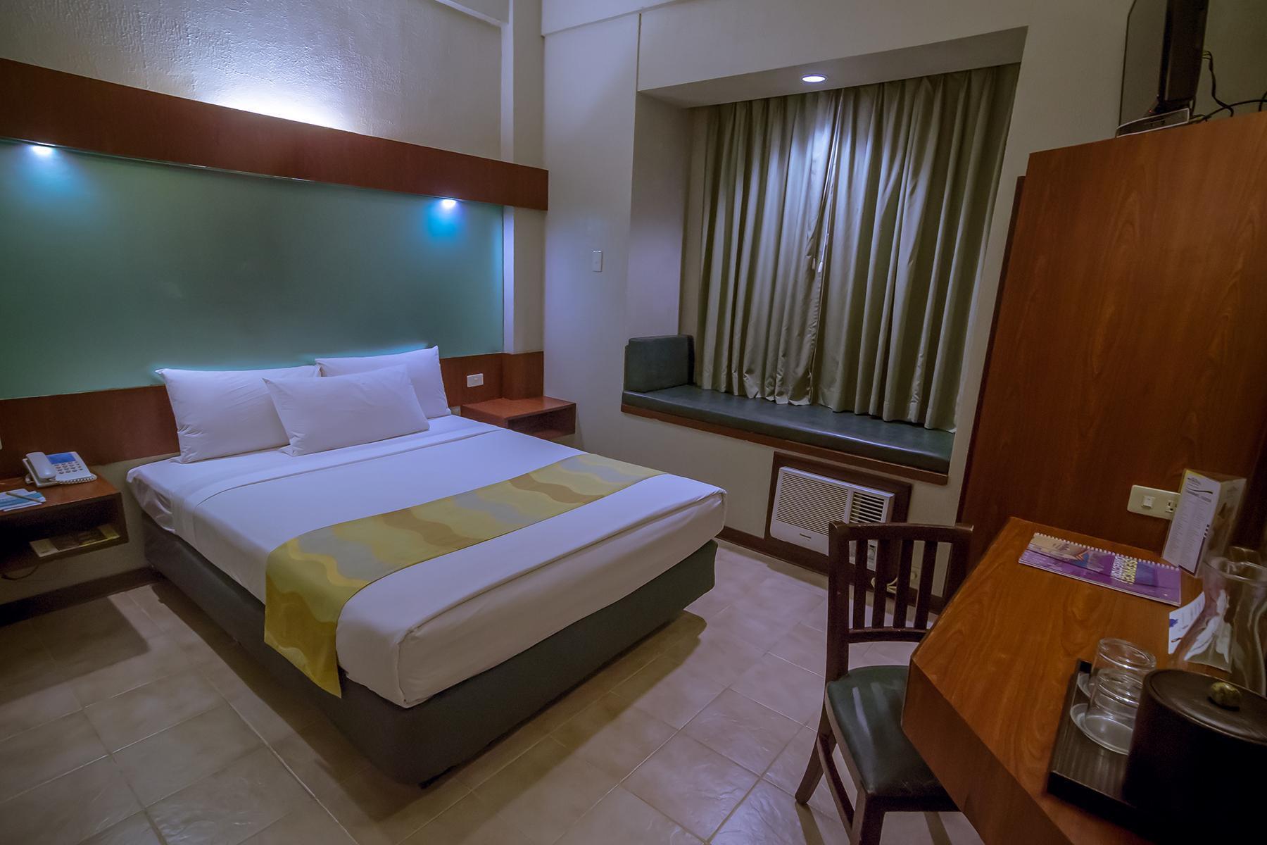 Microtel By Wyndham Tarlac Eksteriør bilde