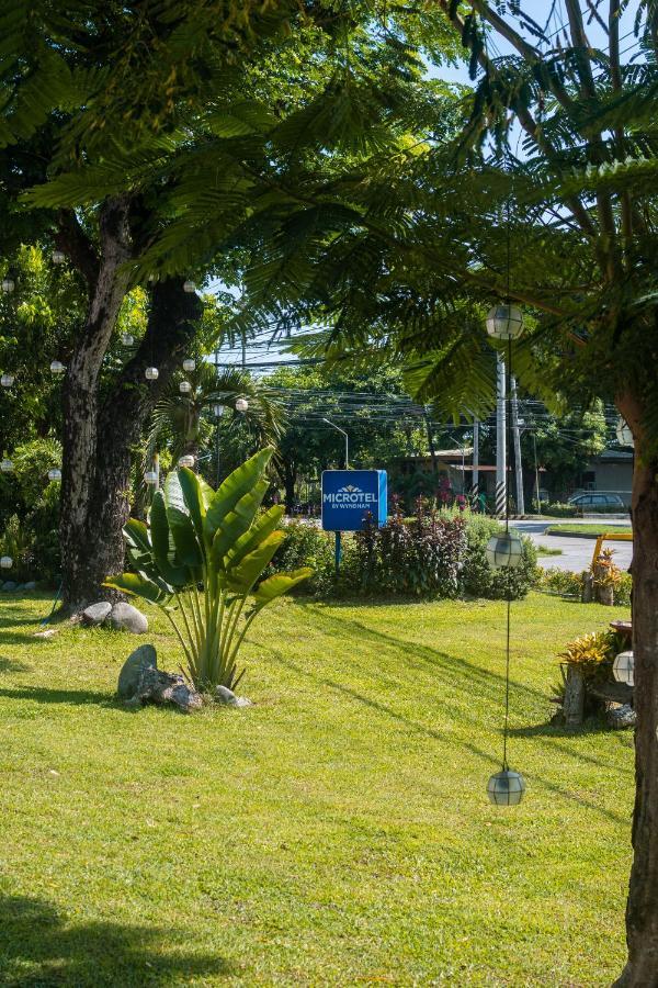 Microtel By Wyndham Tarlac Eksteriør bilde