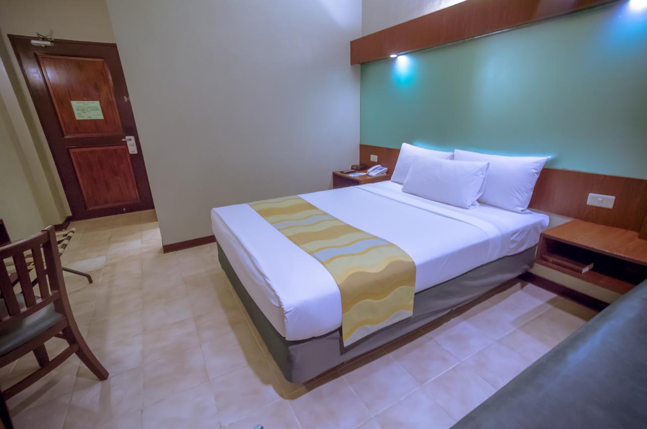 Microtel By Wyndham Tarlac Eksteriør bilde