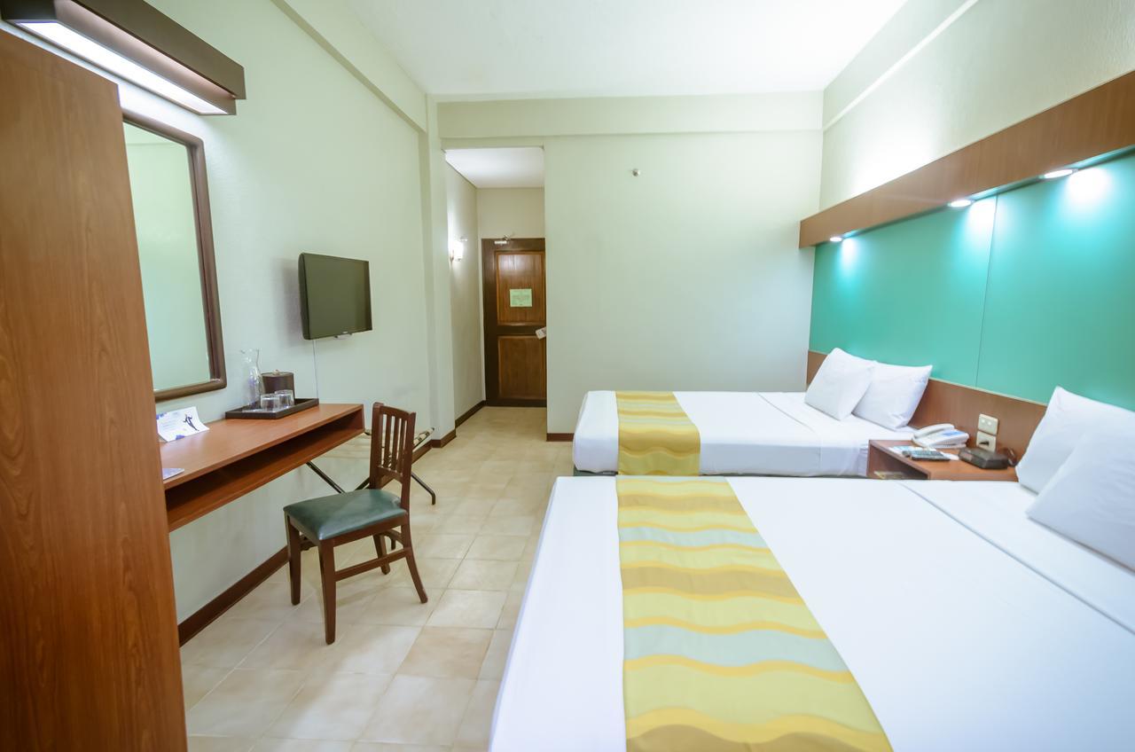 Microtel By Wyndham Tarlac Eksteriør bilde