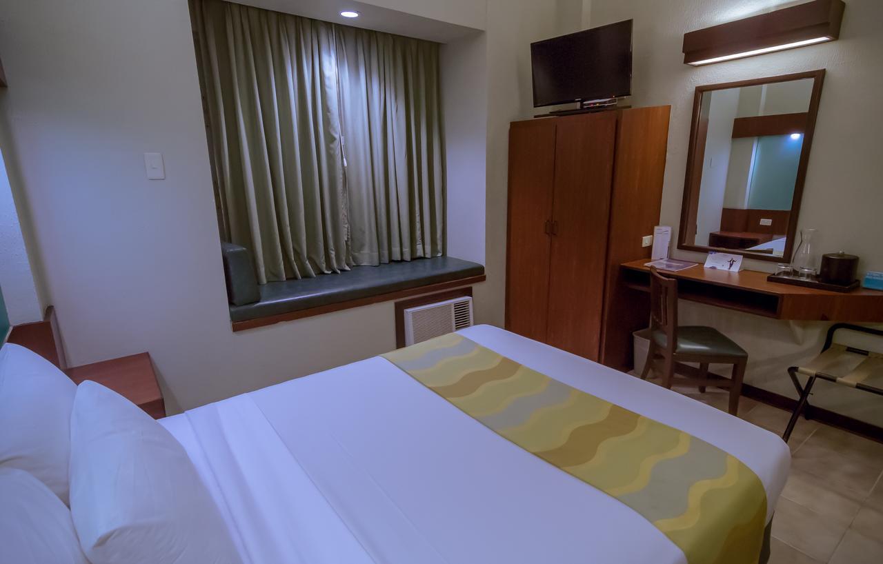 Microtel By Wyndham Tarlac Eksteriør bilde