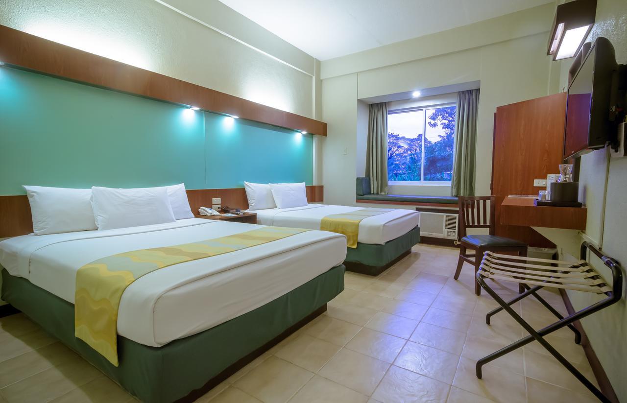 Microtel By Wyndham Tarlac Eksteriør bilde