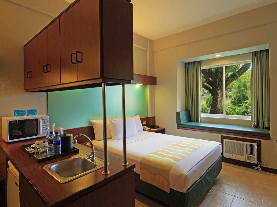Microtel By Wyndham Tarlac Eksteriør bilde