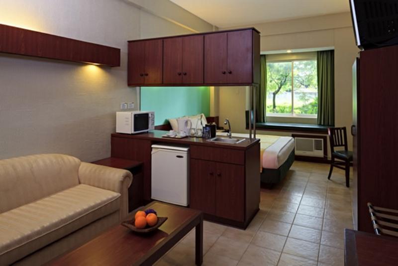 Microtel By Wyndham Tarlac Eksteriør bilde